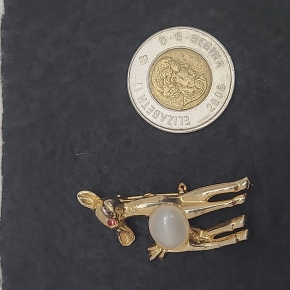 Elegant Gold Deer Brooch with Pearl Body - Picture 3 of 4